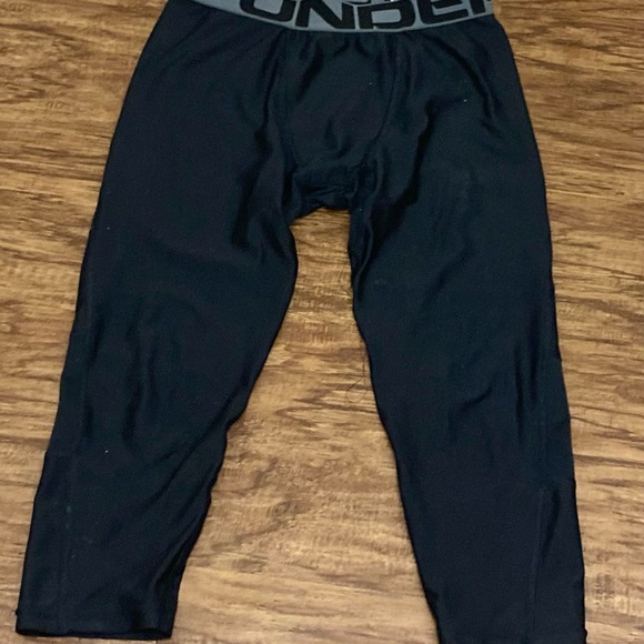 Youth size boys, under armor, three-quarter length compression pants.Heatgear. - Picture 2 of 4